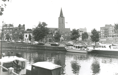 875016 Gezicht op de sloopterreinen aan de noordzijde van Wijk C te Utrecht, met rechts op de voorgrond de Nieuwe Kade, ...